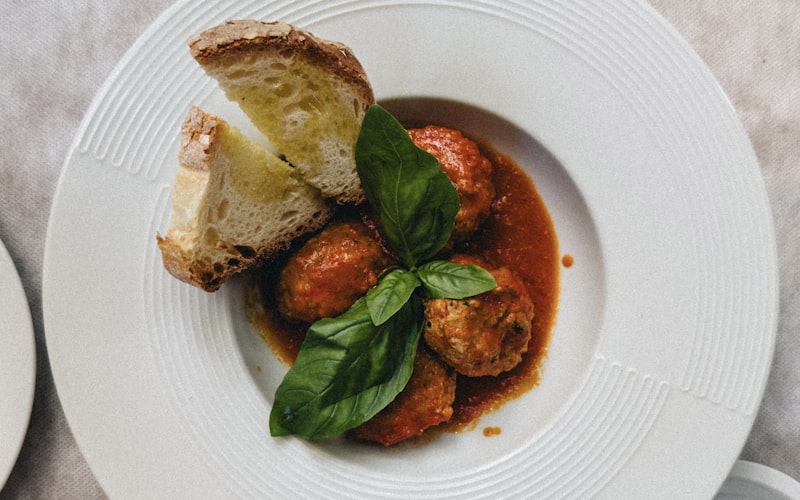Spaanse gehaktballetjes in pittige tomatensaus / Spanish meatballs in spicy tomato sauce